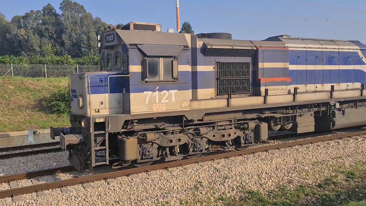 Israel railways - EMD NRE GT26CW  712T & 718T in a horn show