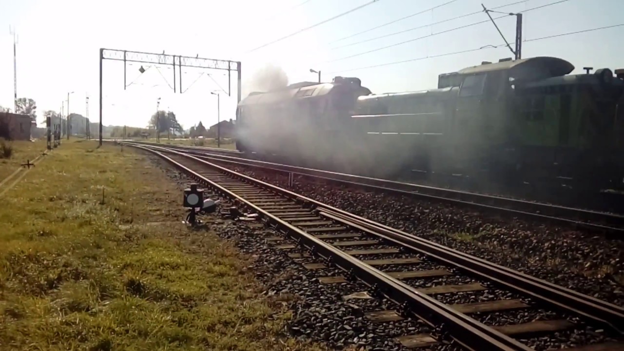 Duet M62-3536 i SM42-758 z węglarkami wyrusza z Moniek do Białegostoku