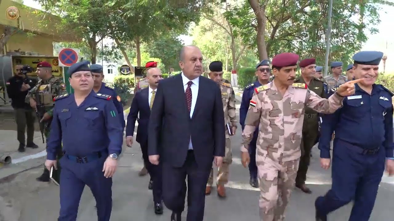 وزير الدفاع يزور مقر قيادة القوة الجوية