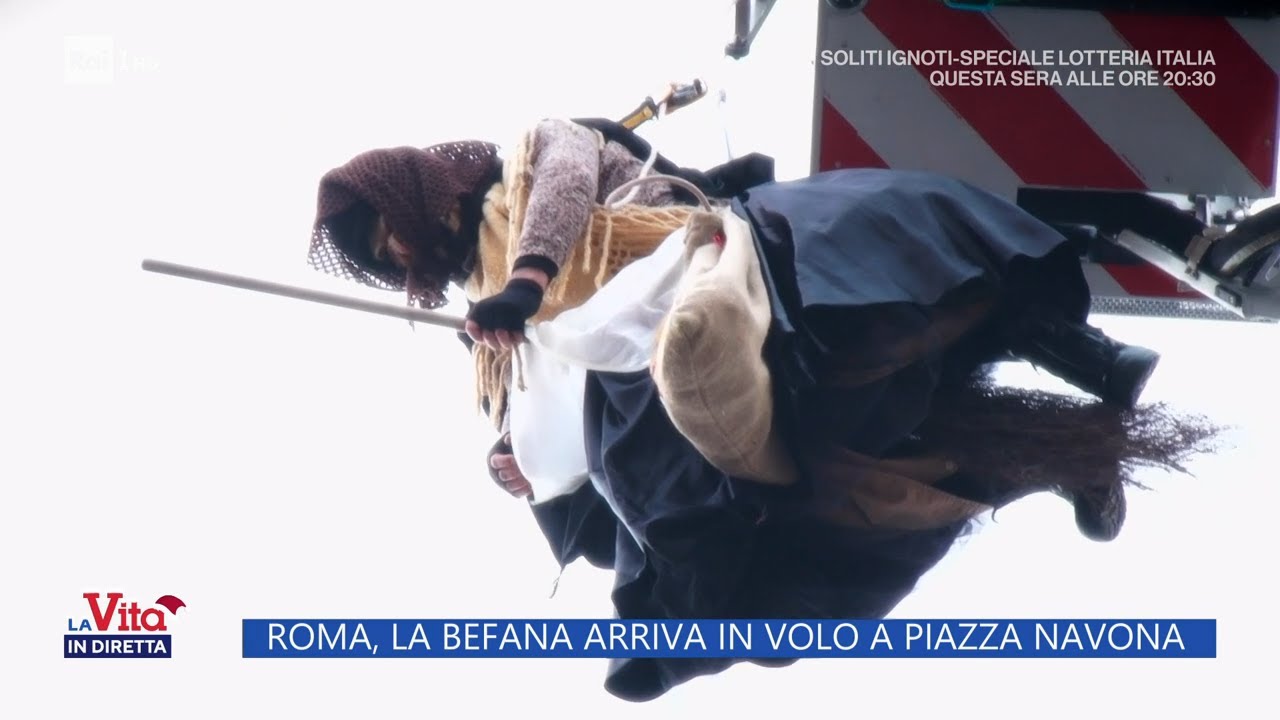 Roma, la befana arriva in volo a Piazza Navona - La Vita in diretta - 06/01/2023