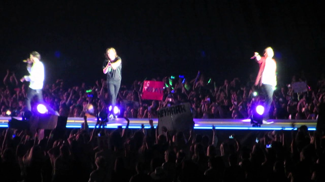 Girl almighty One Direction Adelaide 2015