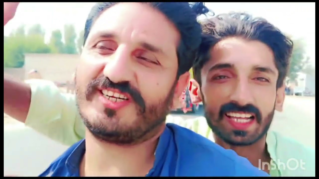 بے بی کی شاپنگ کرتے ہوئے