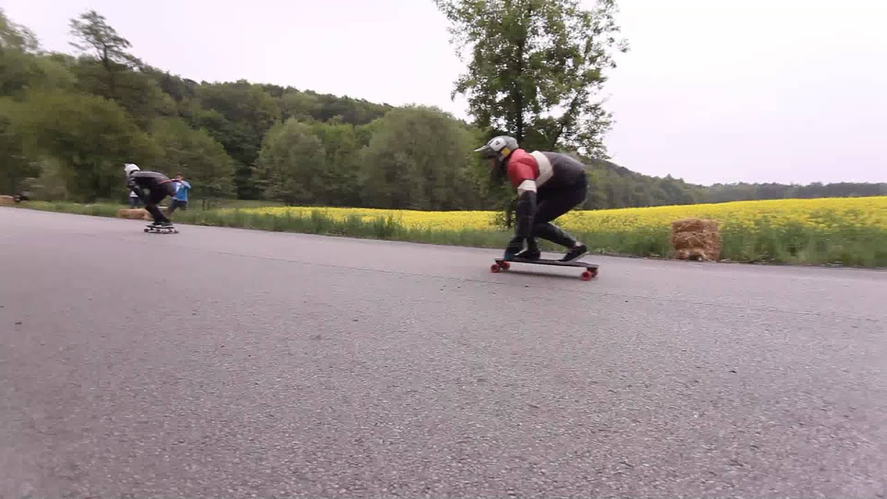 Bur&oacute;w Downhill Race 2013 -przejazd ekipy longboard rzesz&oacute;w