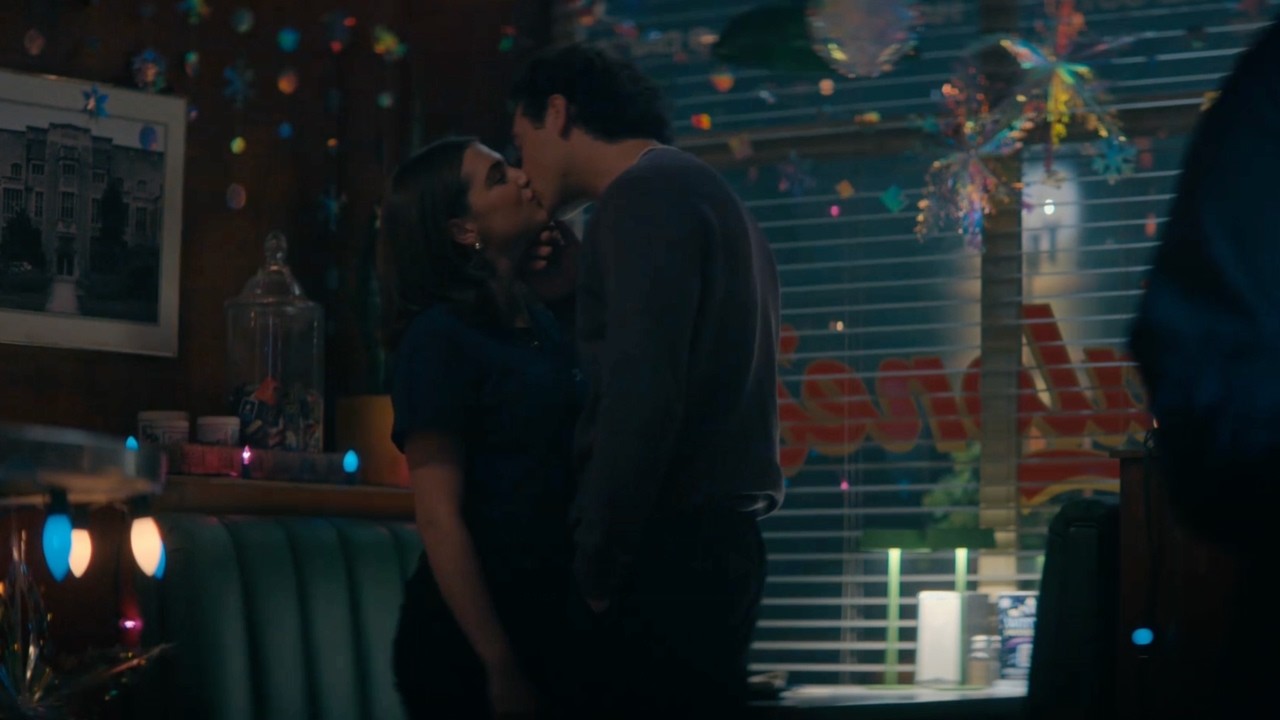 Hannah and Garrett Kiss 1x06 | Off Campus