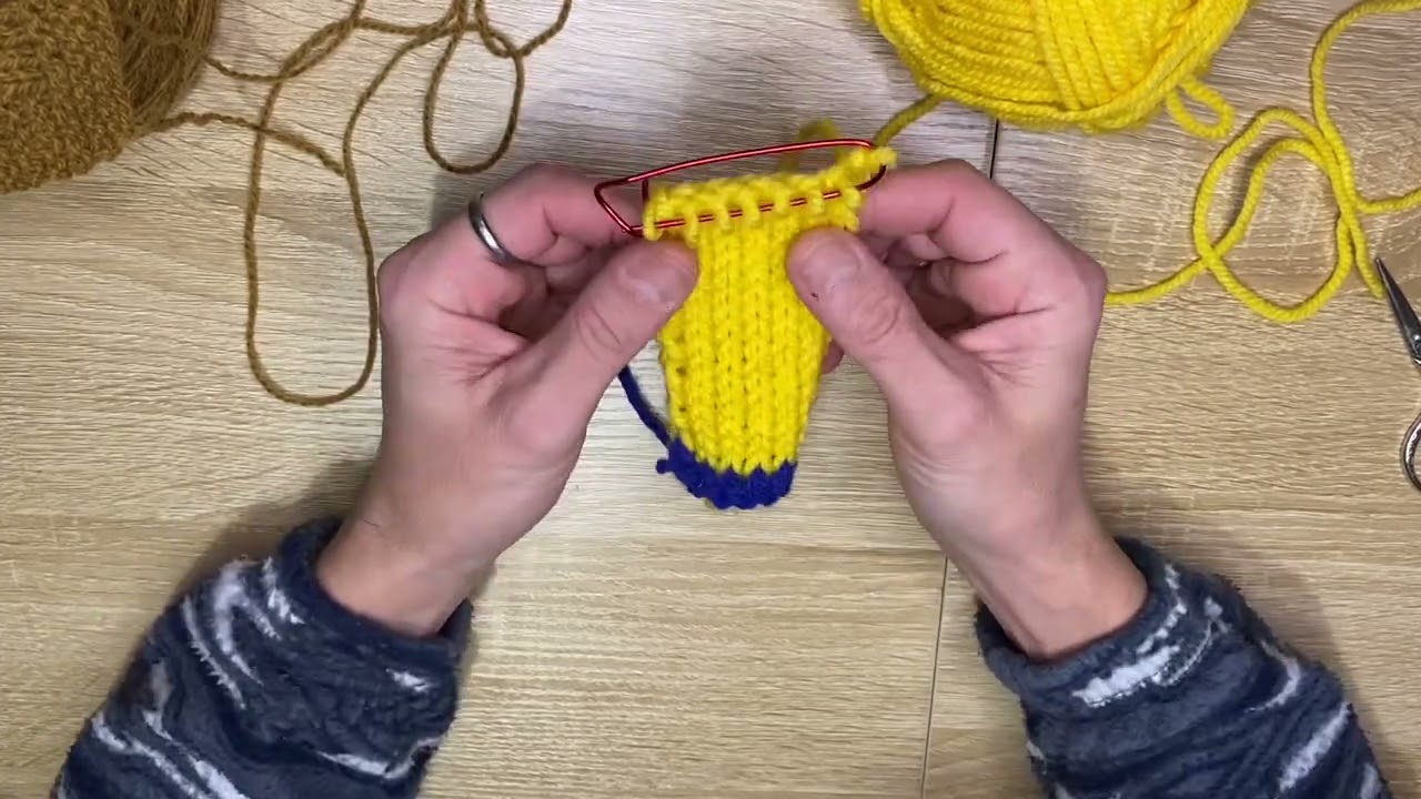 Cardigan top down ai ferri. Avvio delle maglie con ripresa dal collo