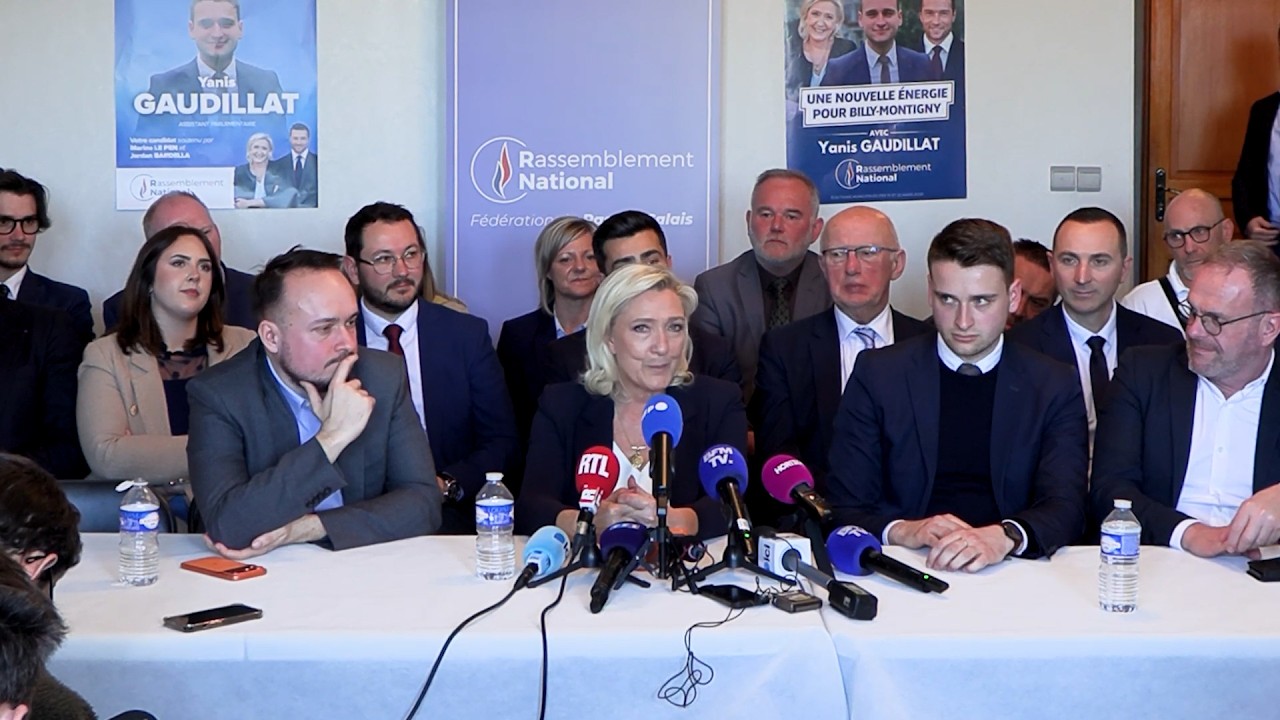 Marine Le Pen en conférence de presse à Billy-Montigny : 