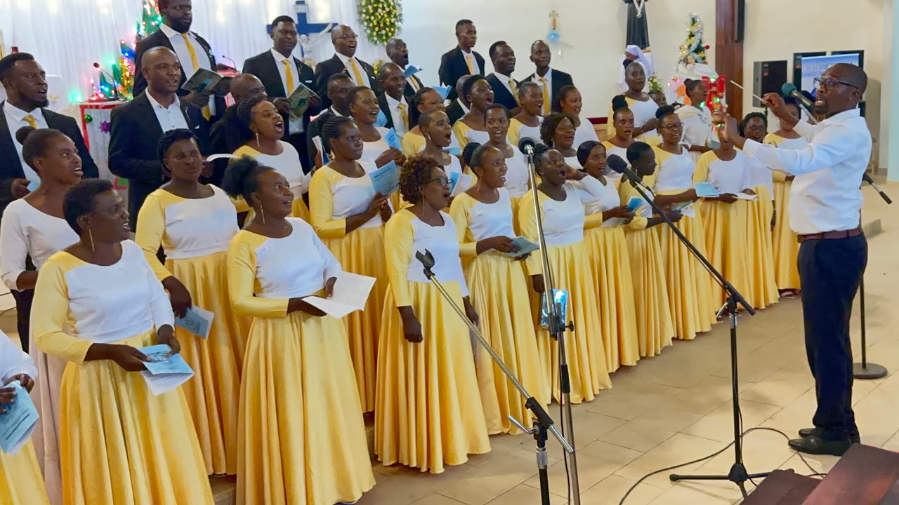 Kwaya Ya Bikira Maria Mpalizwa Mbinguni Mafinga Wakiimba TUIFUATE NYOTA YA MASHARIKI Mkesha Wa Noeli