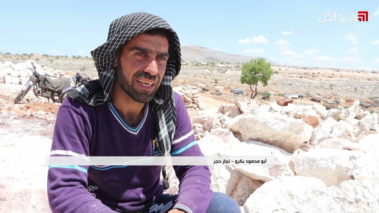 مقابل 40 ليرة تركية.. شباب يقضون يومهم في تكسير الحجر في جبال إدلب