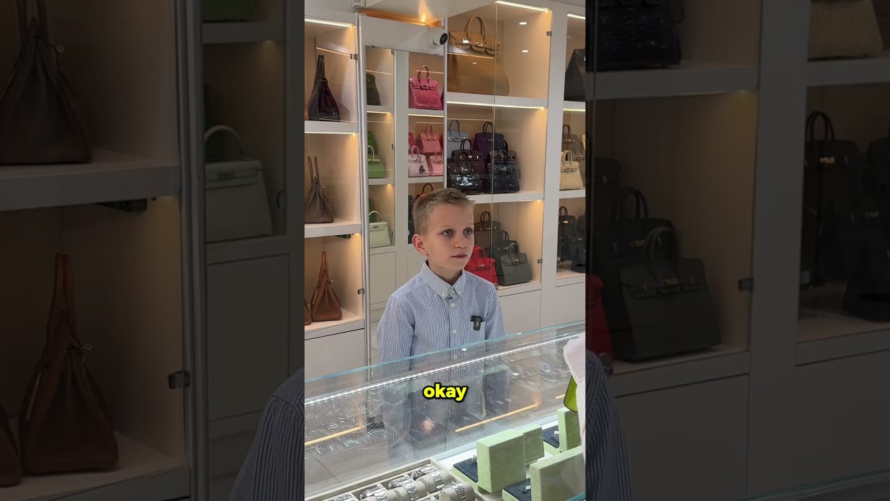 Вы можете поверить, что он купил сумку Birkin для своей будущей жены? 😱👜