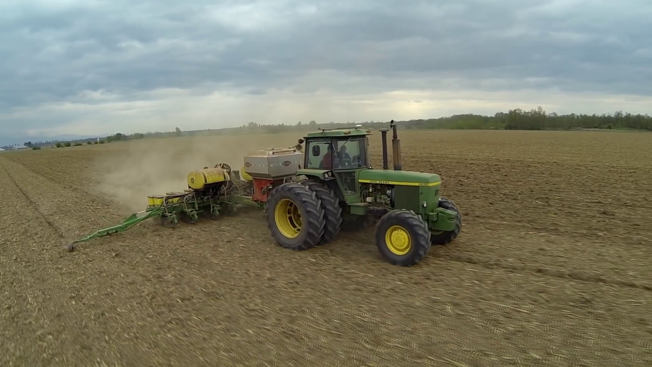 JD 4630 + semoir JD 1760 + trémie ECO MULCH 1500 / semis de maïs / SARL Oberli