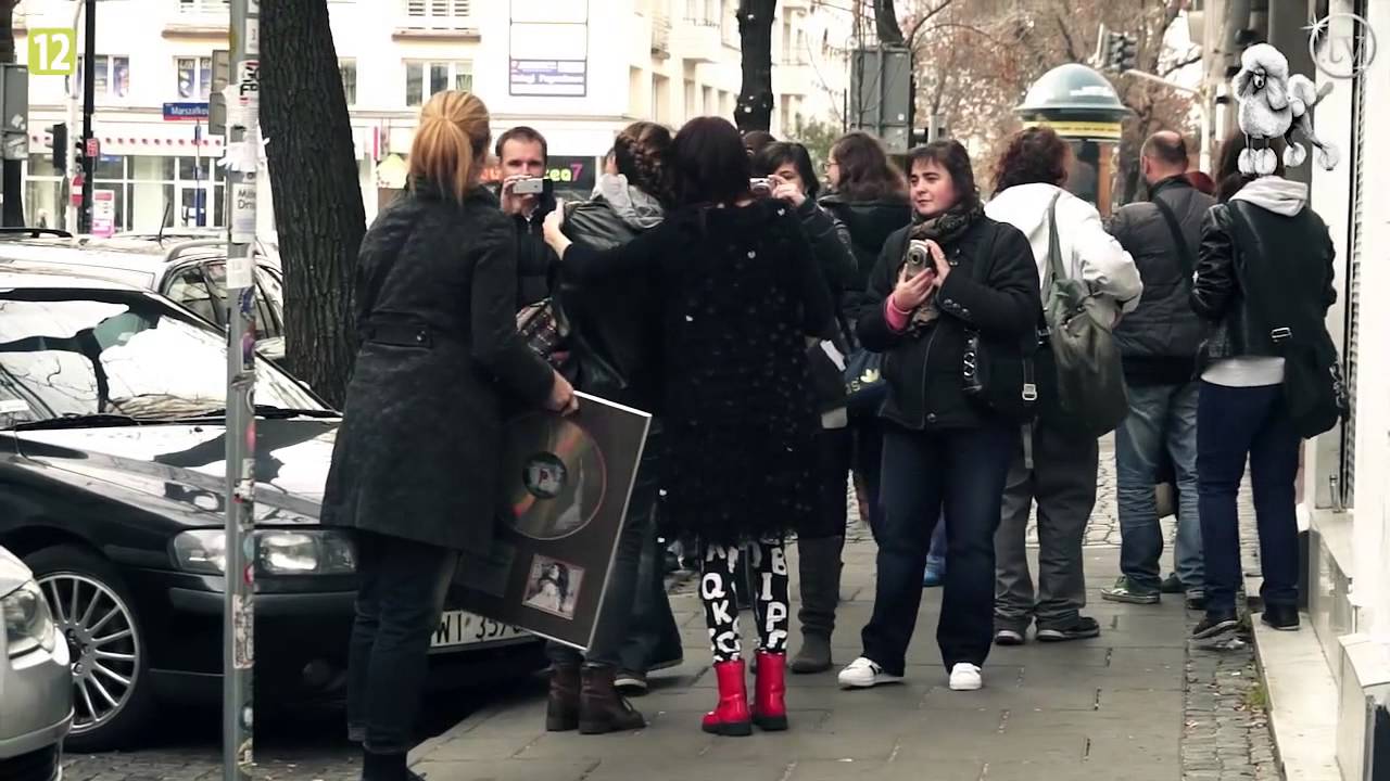 Grzeszczak rozdaje autografy przed studiem Dzień Dobry TVN