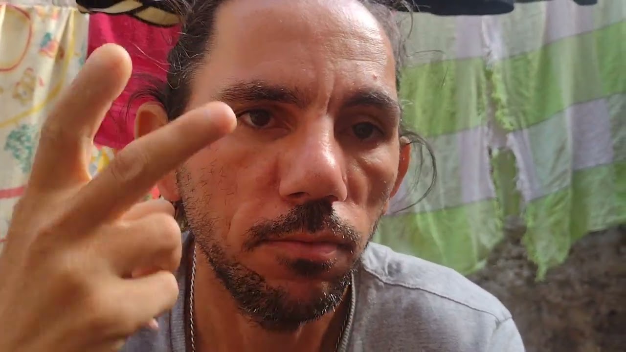 Mostrando caixinha de som com defeito