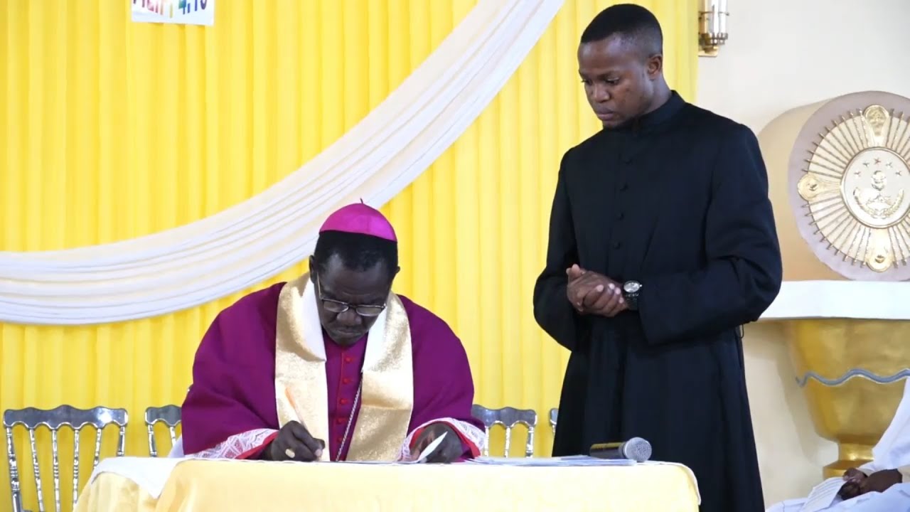 MHA. BABA ASKOFU MKUU RENATUS NKWANDE ANATUALIKA KUSHIRIKI HARAMBEE YA UJENZI WA KANISA KUU