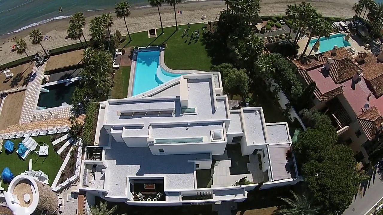 Casa Hermosa Frontline Beach Villa in los Monteros