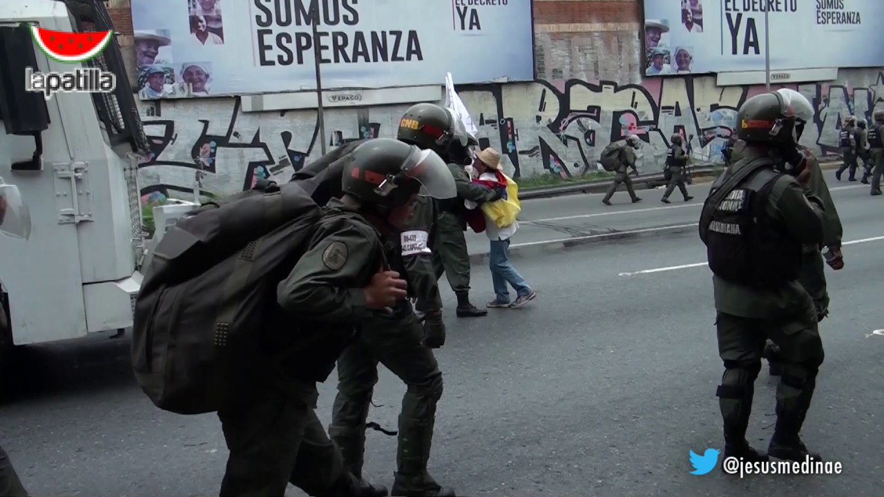 Muchos guardias, ocho tanquetas y una valiente: Señora se enfrenta a la GNB