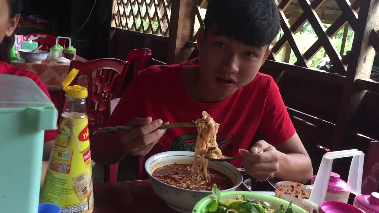 Ăn phở L&agrave;o ở Chợ Na M&egrave;o- Bi&ecirc;n Giới L&agrave;o | Quan Sơn Chanel