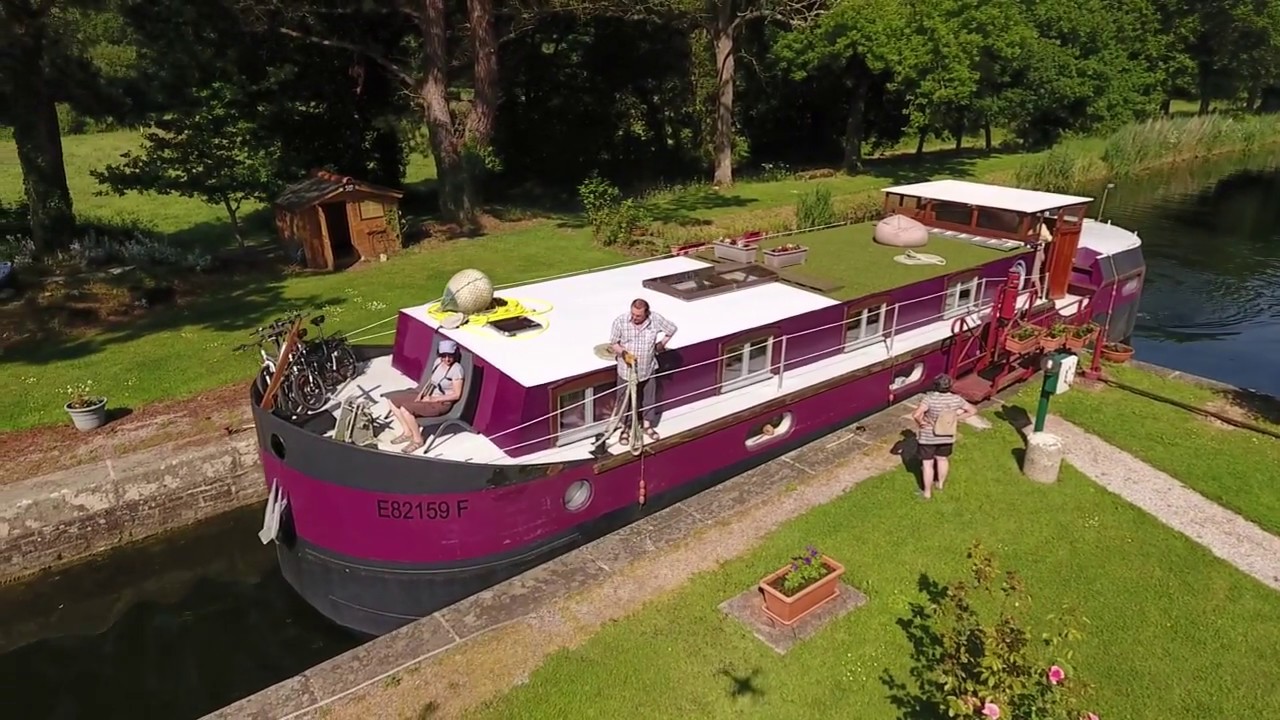 Navigation sur le canal de Nantes à Brest avec la péniche Orphée.