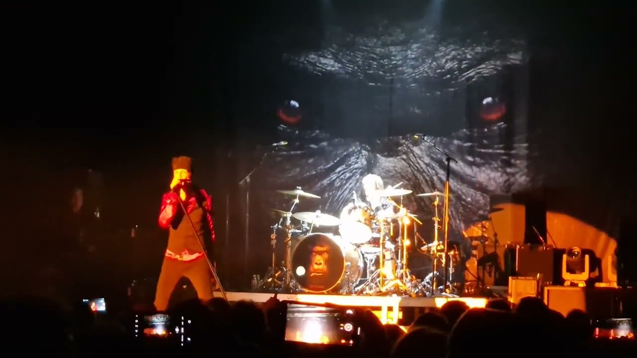 Extreme Play With Me Live Manchester 30/11/2023, We Will Rock You - Queen Intro. Bill & Ted