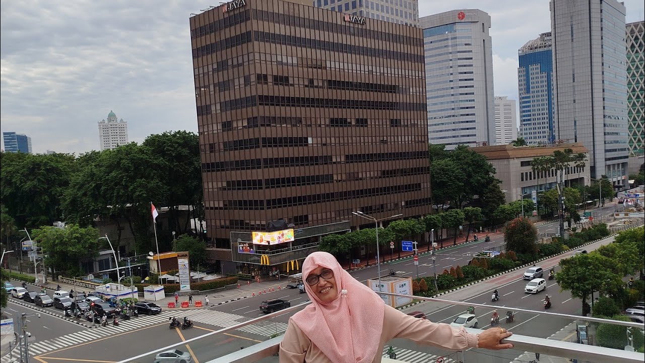 Di balkon Skydeck menikmati lanskap kota Jakarta sembari berfoto #Sarinahmall#gedungtinggi