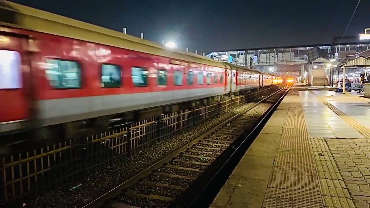 || India’s fastest Garib Rath Express skips pasts Udhna Junction with a roaring EOG | WR ||