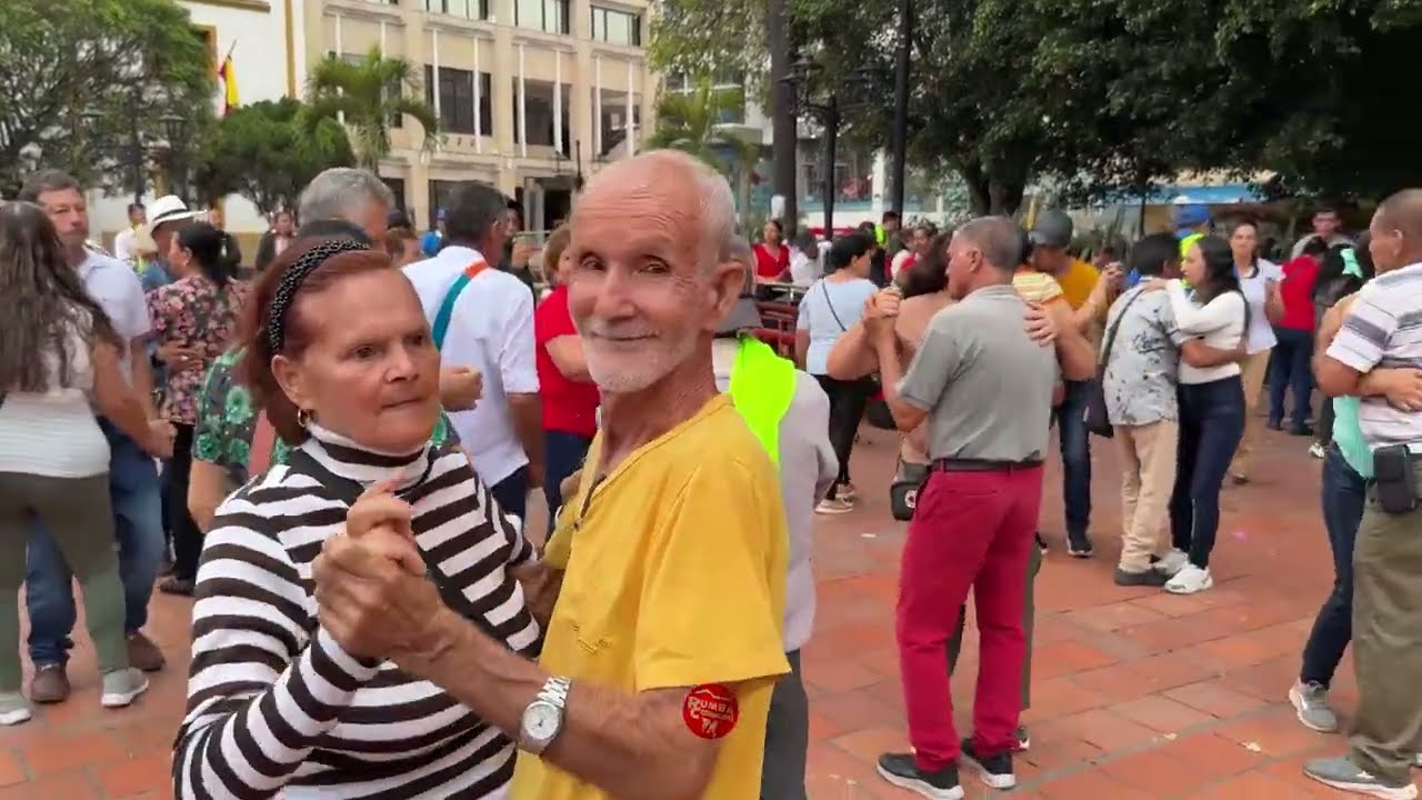 El mejor desde el Parque Central Aprende a bailar con Fusión 4