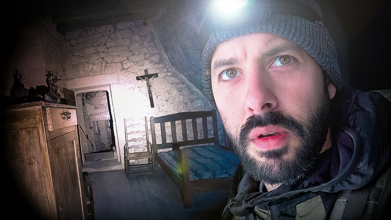 SEUL DANS LA MAISON LA PLUS ÉTRANGE DE FRANCE