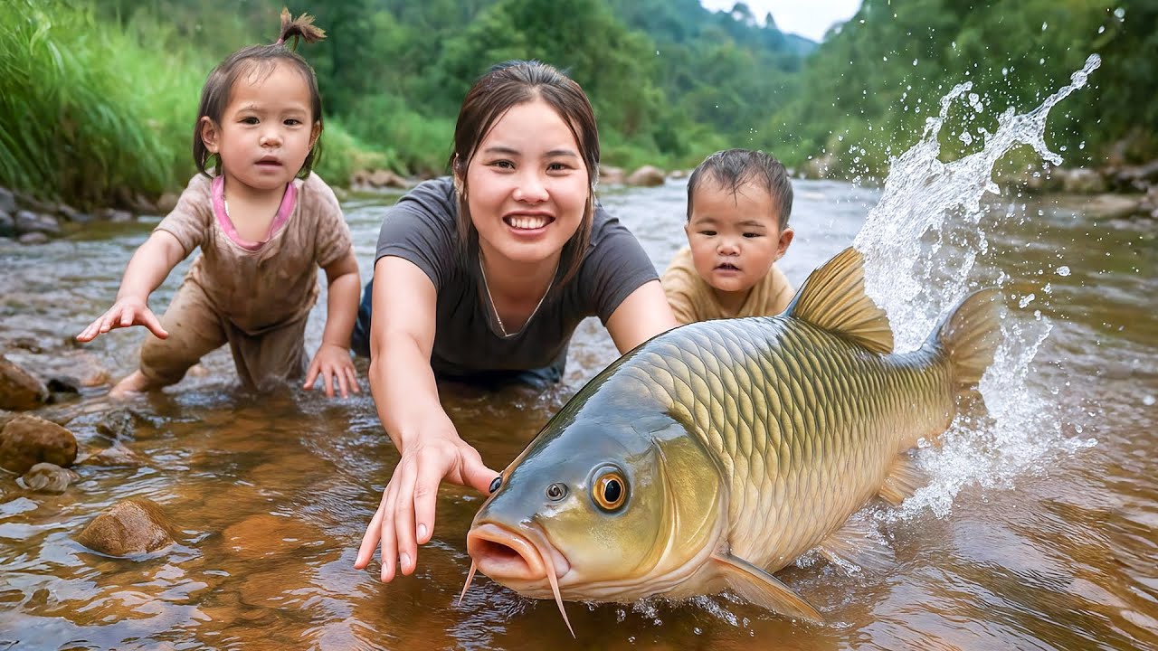 Catching 100kg+ Giant Catfish & Carp by Hand in the River to Sell at the Market with my Children