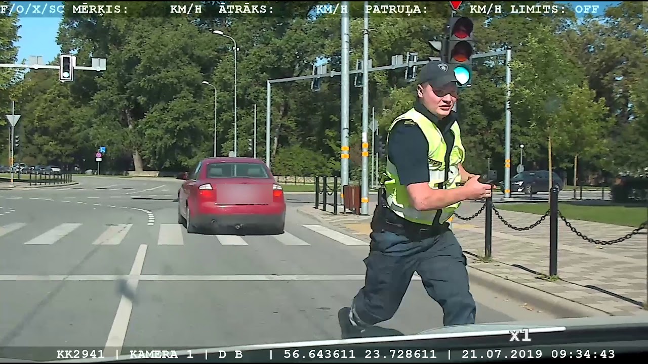 2,44 promiļu reibumā esošs šoferis bēg no policijas un avarē