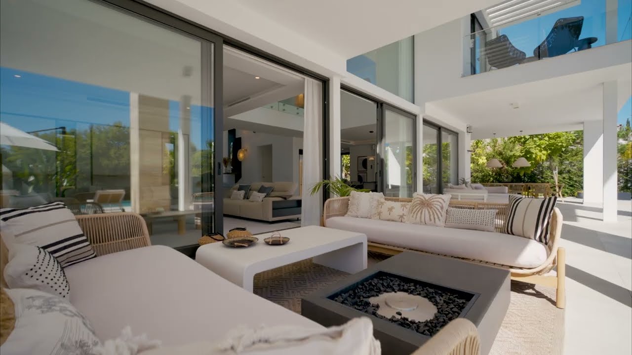 Contemporary Villa for sale in Altos de Puente Romano, Marbella&acute;s Golden Mile.
