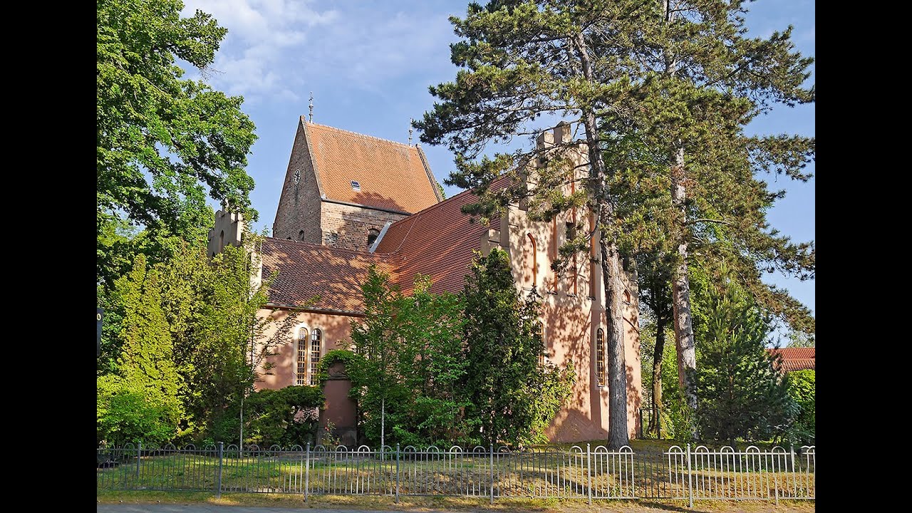 Evangelische Kirche Seegefeld in Falkensee mit Glockenläuten