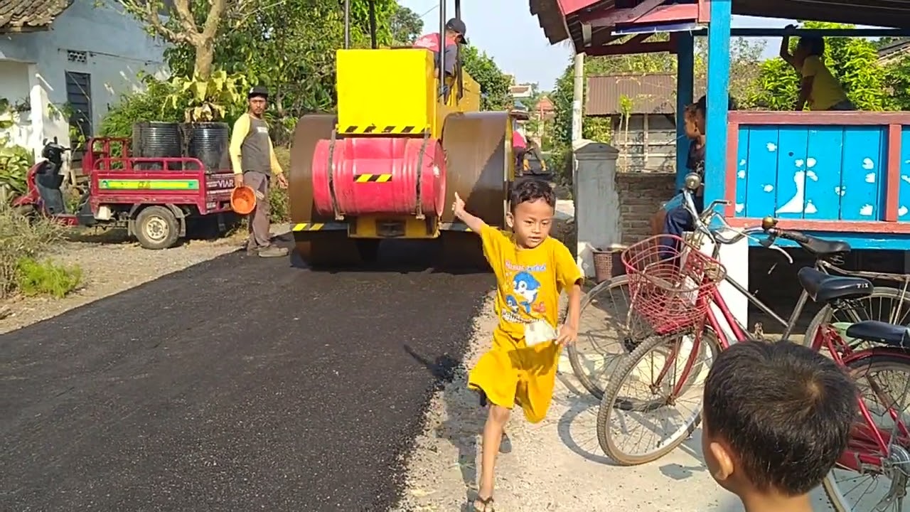 Pengaspalan Jalan Desa.