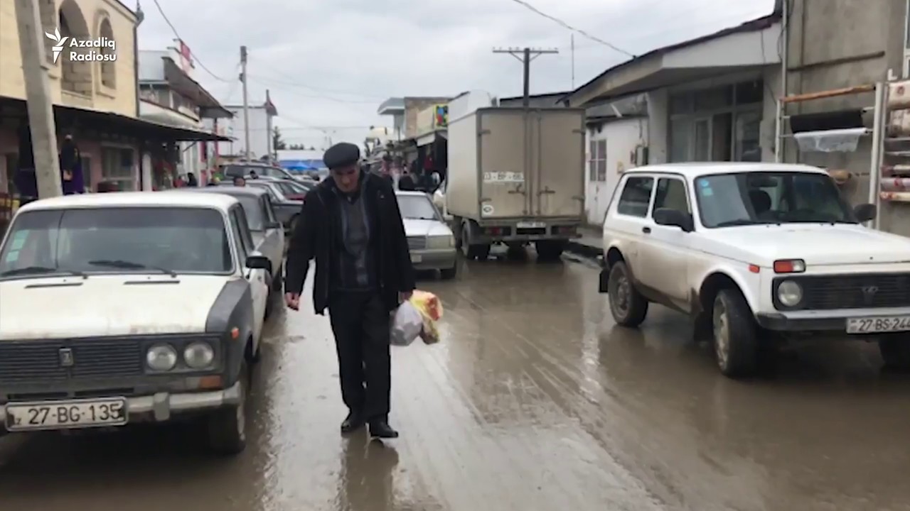 Maşına heykəl qoyulub Xa&ccedil;mazda