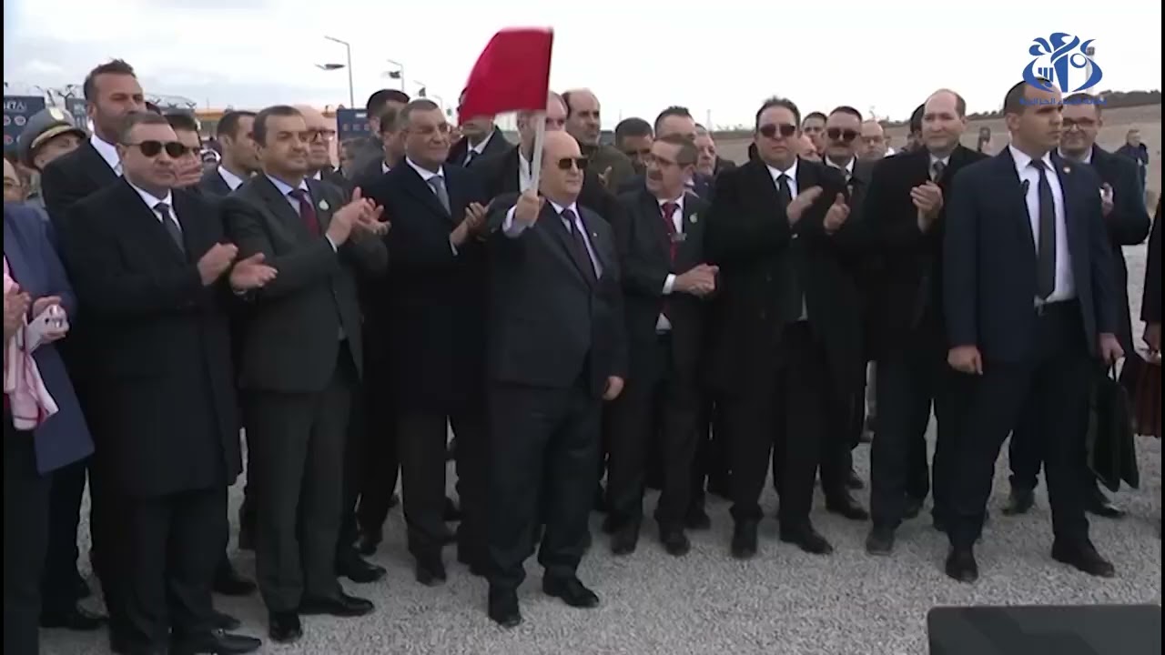 وهران : الوزير الأول يتابع مراسم وصول وتفريغ أولى شحنات خام الحديد المستخرجة من منجم غارا جبيلات