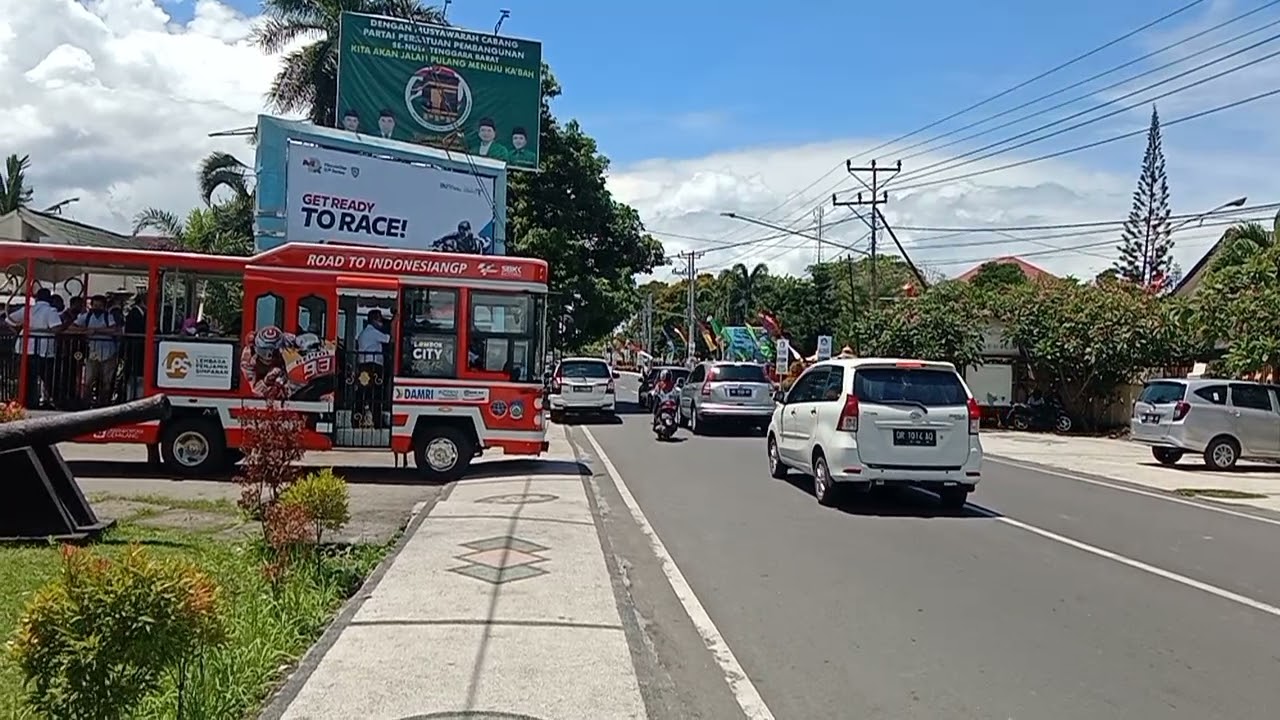 Bus Jadul lagi keliling-keliling di Kota Mataram Lombok NTB