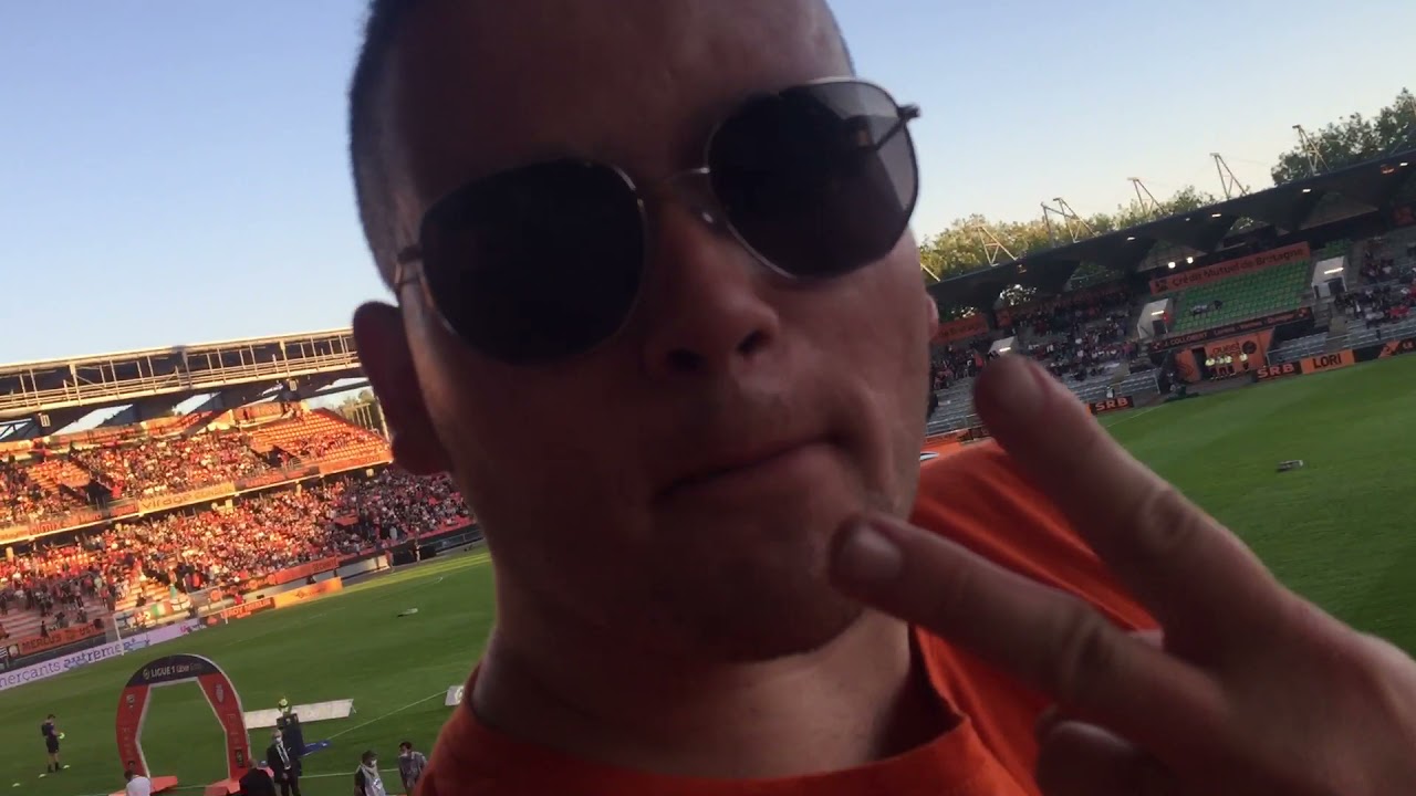 Ambiance Magnifique au stade du moustoir entre des joueurs et déploiement du tifo merlus ultras