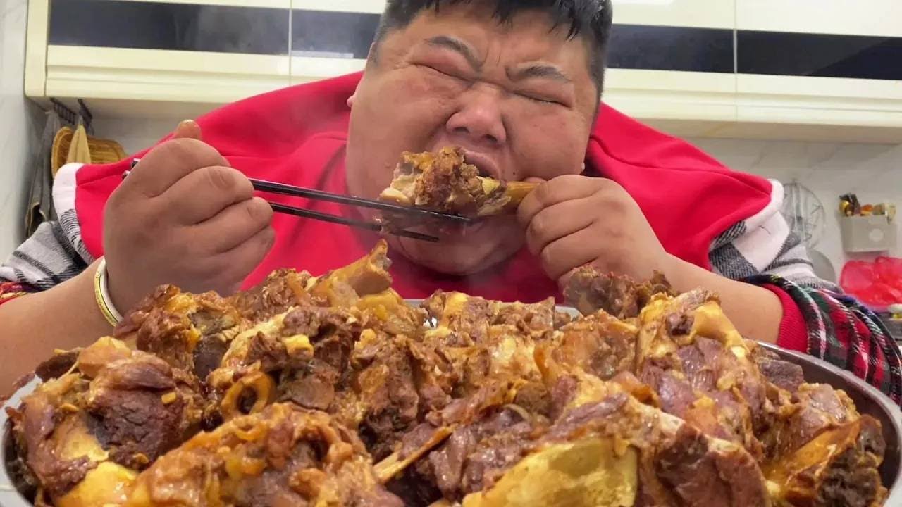 买10斤猪大骨，猴哥过年酱大骨吃，香烂入味，骨头都酥了！【胖猴仔】