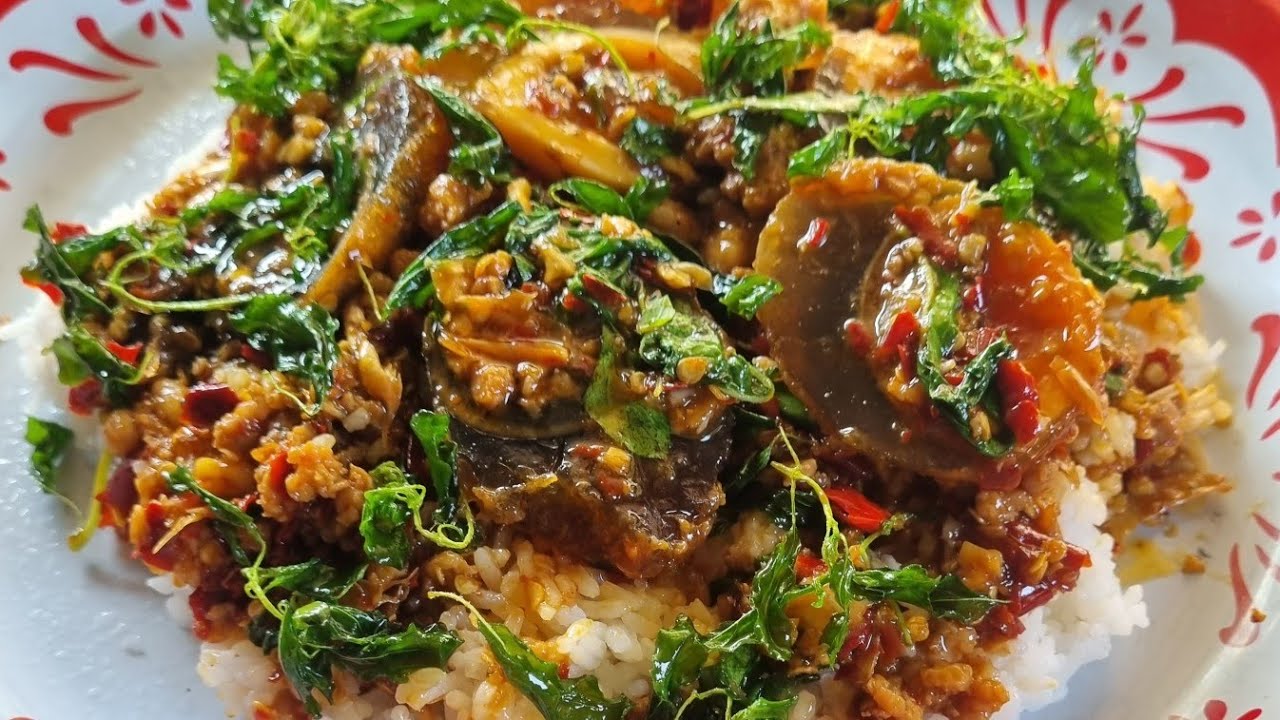 หมูสับไข่เยี่ยวม้ากระเพรากรอบ แซ่บสะใจมาก