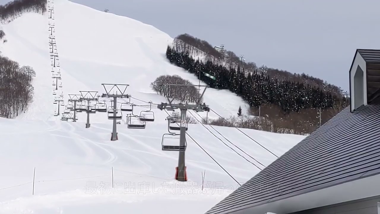 日本ケーブル製デタッチャブルリフトの出庫の様子