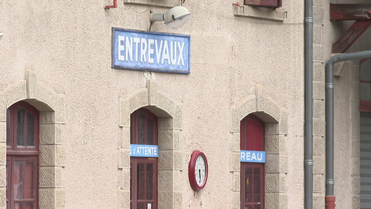 Entrevaux (04) et son village fortifié : une découverte grâce au train des Pignes