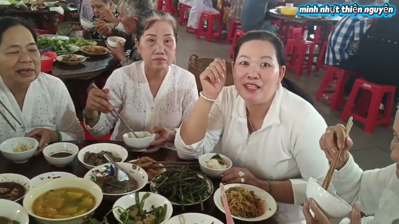 Lễ vía Đức Chí tôn rất nhiều món ăn phục vụ bà con 