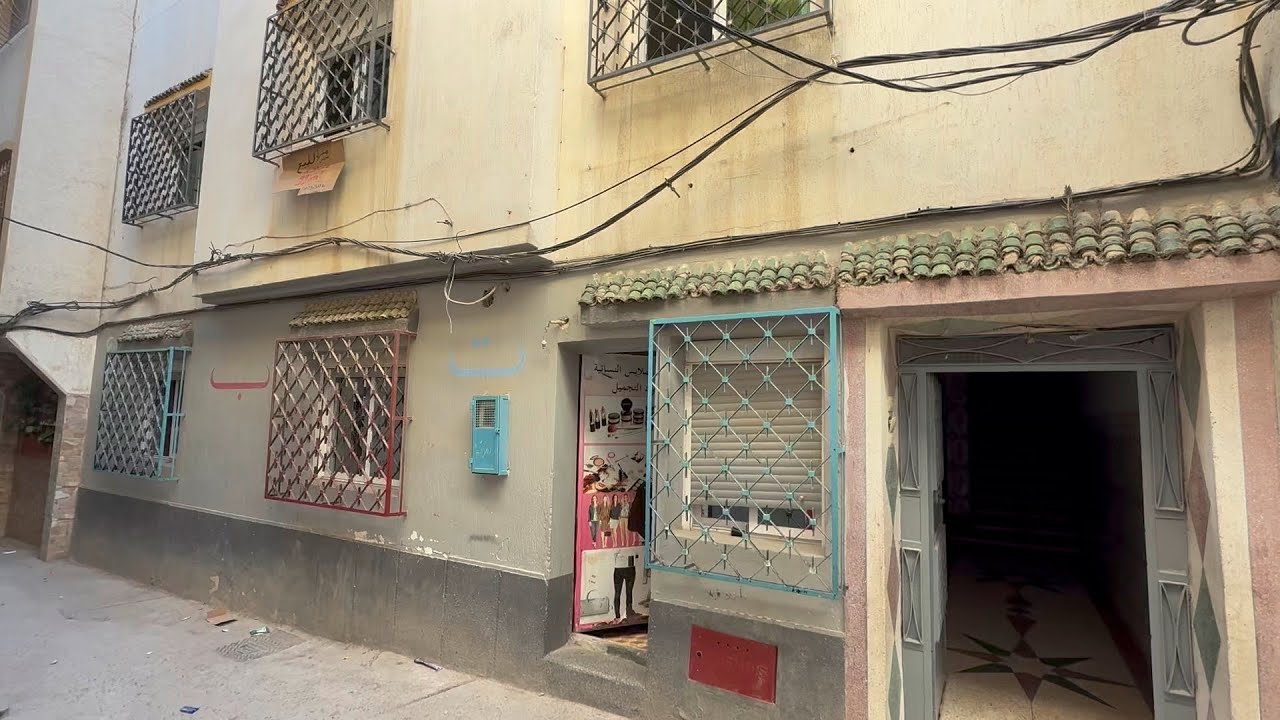 منزل محفض حومة الحداد طنجة المساحة. 99 متر فيھا ثلاثة السكنات