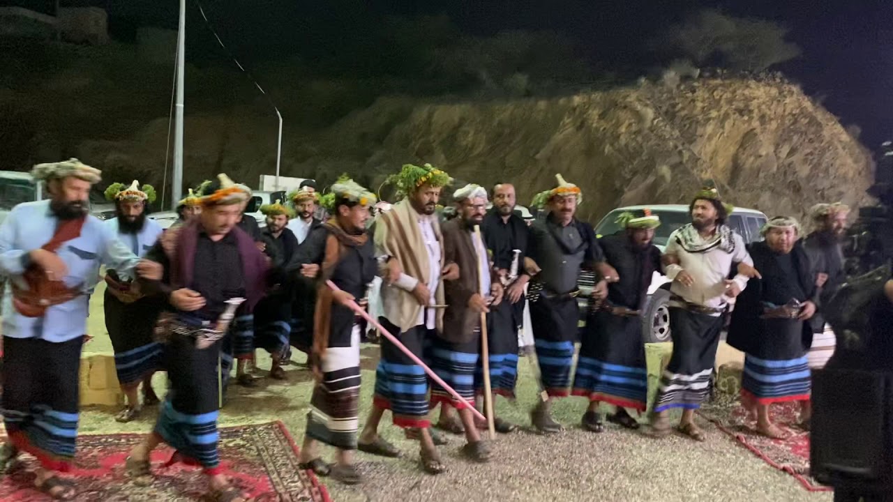 دمة الشاعر جبران بن حسن الغزواني بعد اجتماع فرقة بلغازي الشعبية