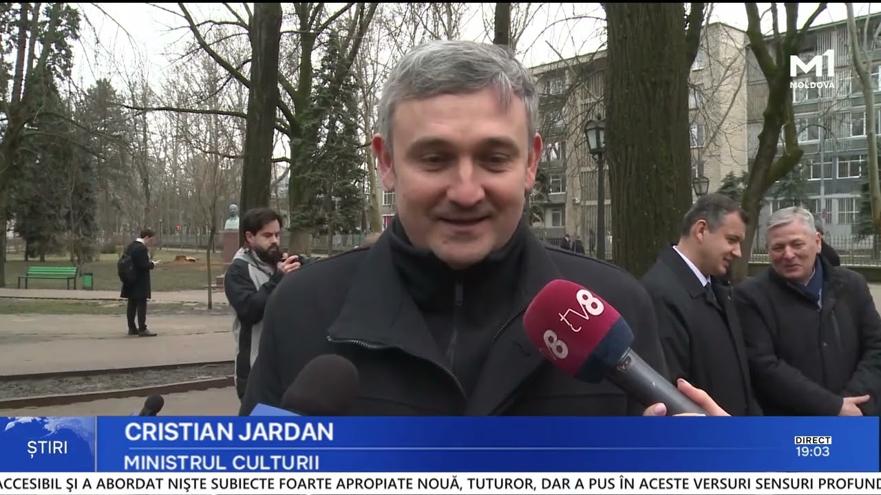 Omagiu poetului Grigore Vieru: admiratorii au adus flori și au recitat versurile marelui scriitor