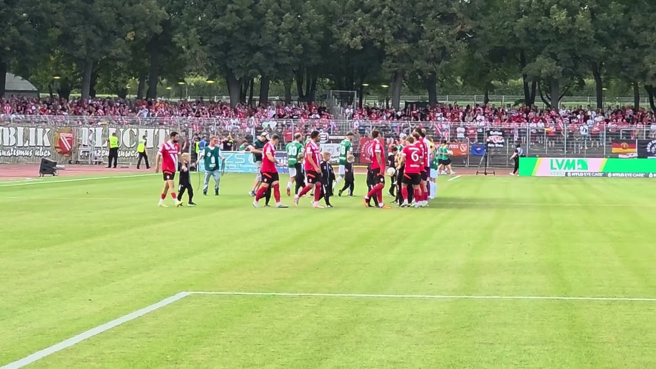 Einlauf der Mannschaften in Schweinfurt gegen Cottbus
