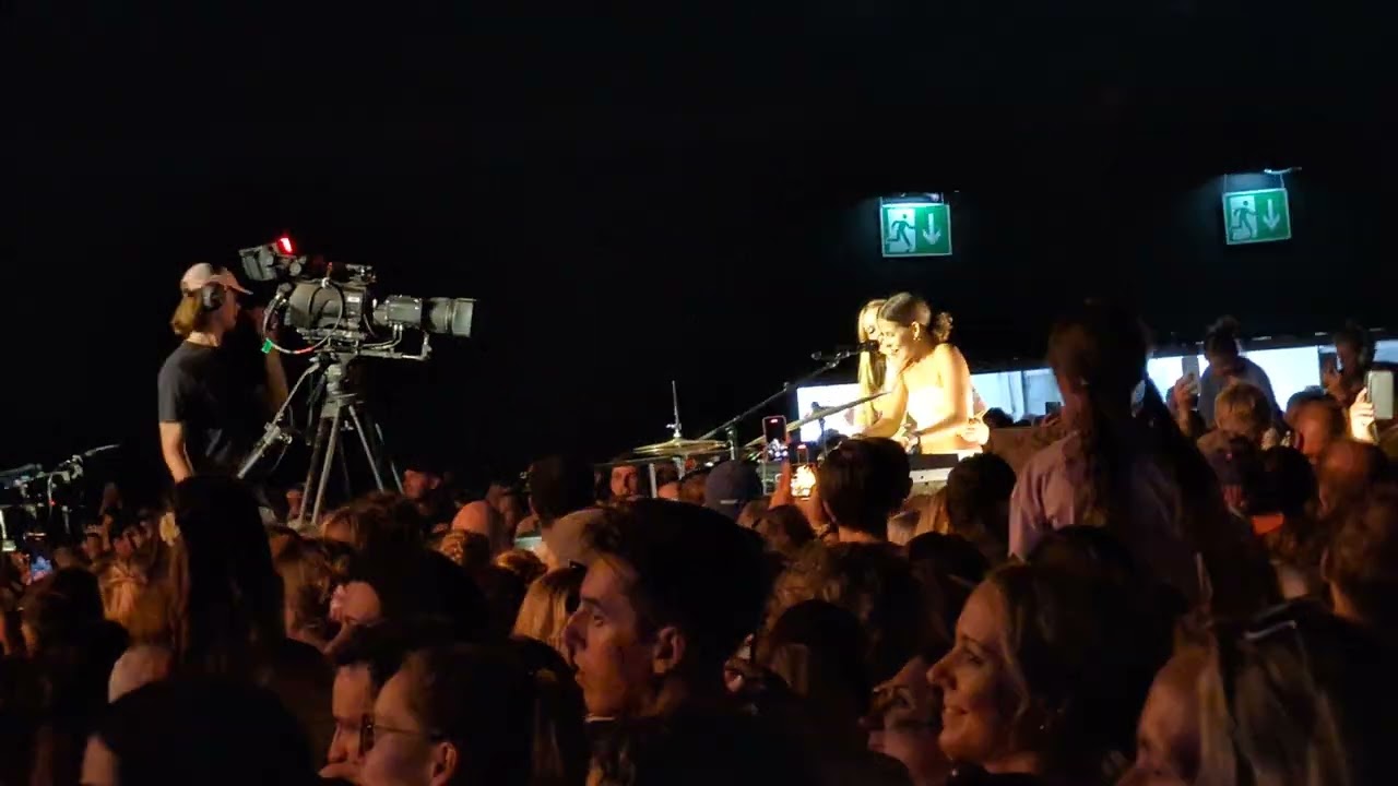 LEA Fan Emma &uuml;bernimmt Leas Konzert und spielt/singt 