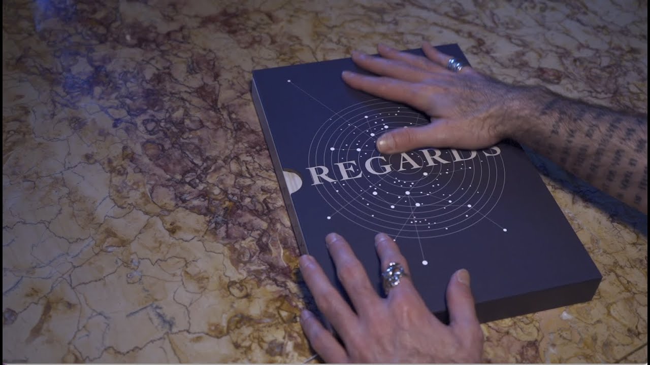 Le livre Regards, voyages dans les reflets est feuillet&eacute; par Yannick Delhaye