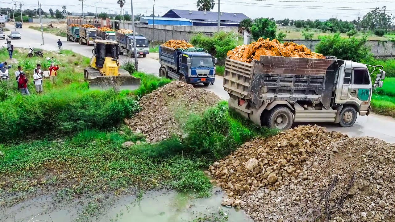 AMAZING!Start LANDFILL TASK by Use 5Ton Trucks Unloading Soil And Dozer KOMATSU DR51PX Pushing Clear