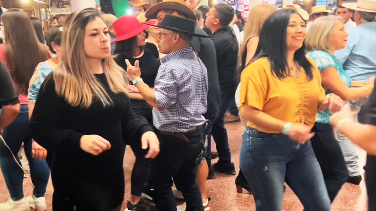 Que chuladas de mujeres pariente bailan rancheras con EL AZOTE