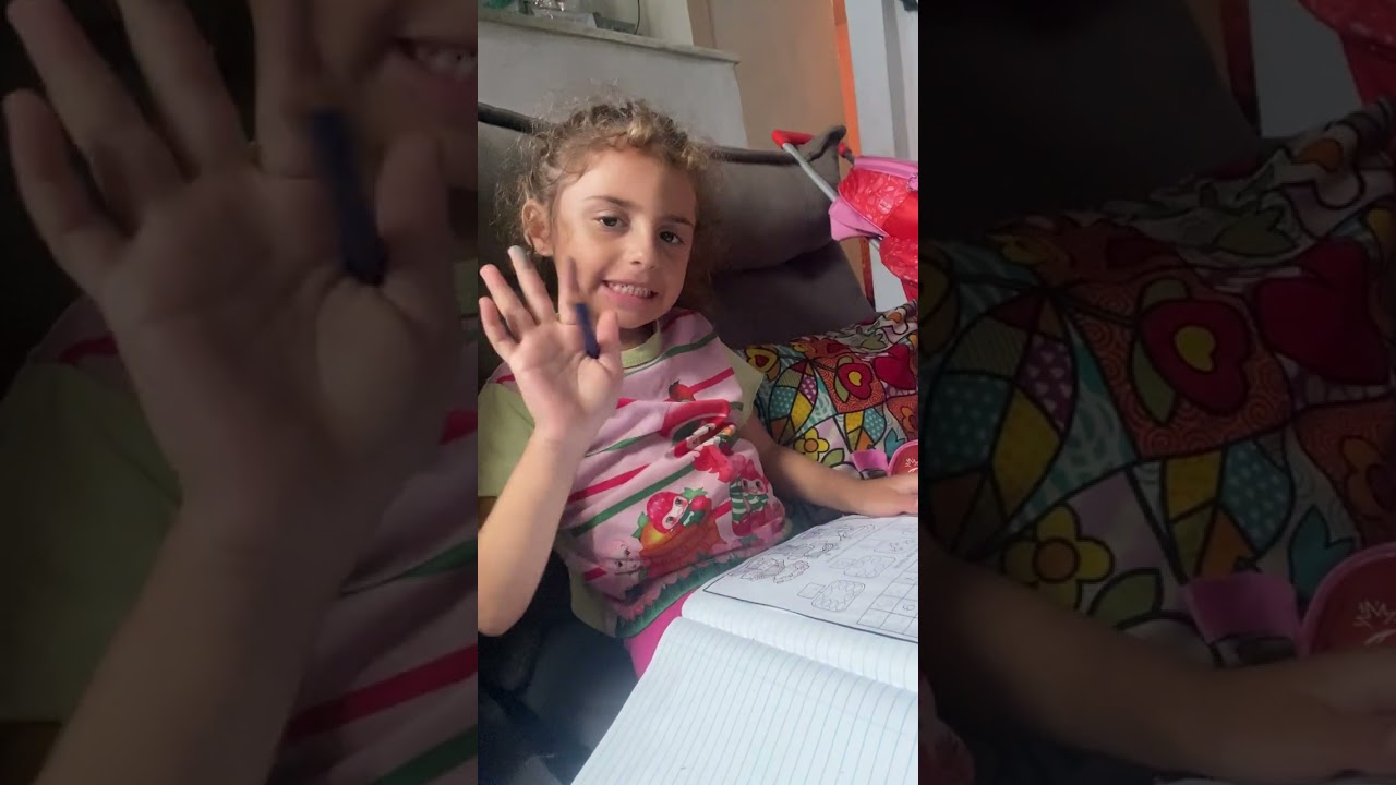 Isa fazendo dever de casa da escola 💙