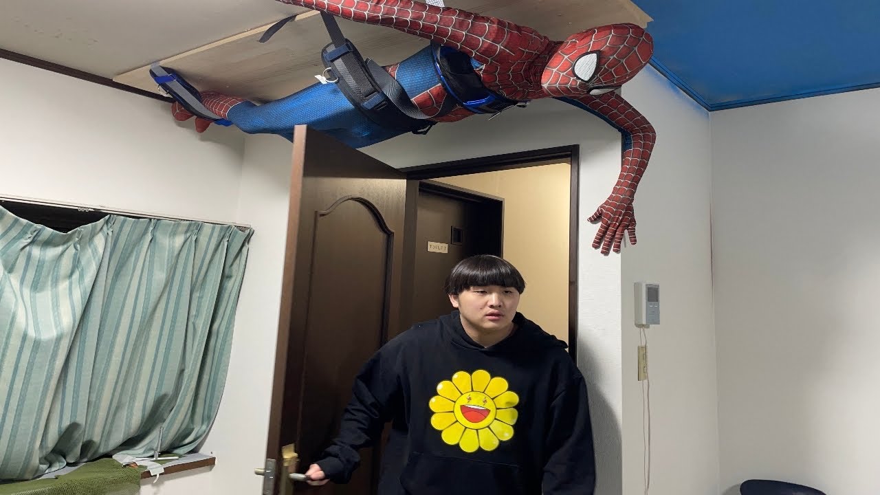 スパイダーマンになって家の天井に貼り付いてみたドッキリSpiderman is on the ceiling prank【恐怖】